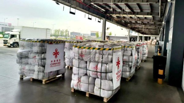 富鑫中证 中国两架运-20飞抵阿富汗, 载有帐篷毛毯等救灾物资